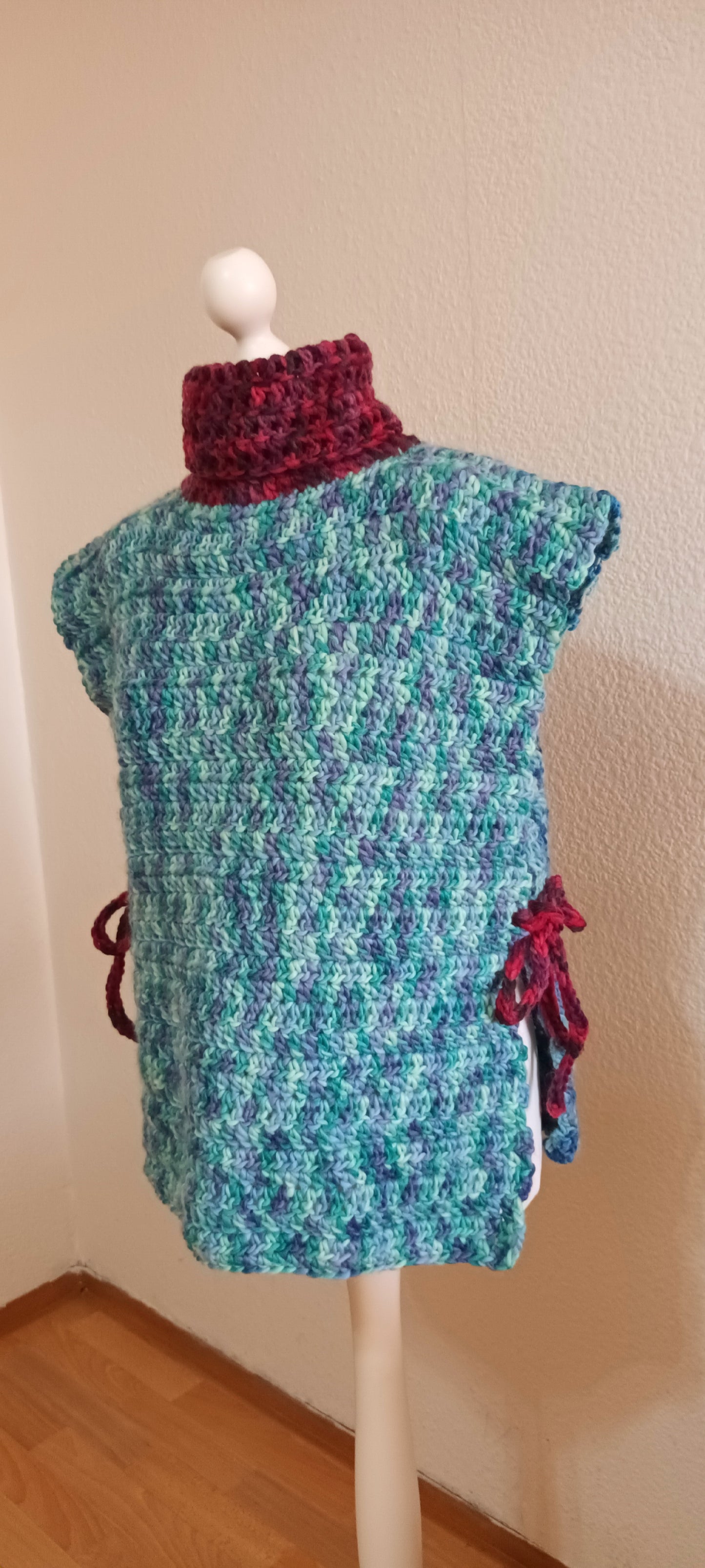 Vestă Croșetată Handmade Mărime Ajustabilă - Haine Artizanale Elly Roose