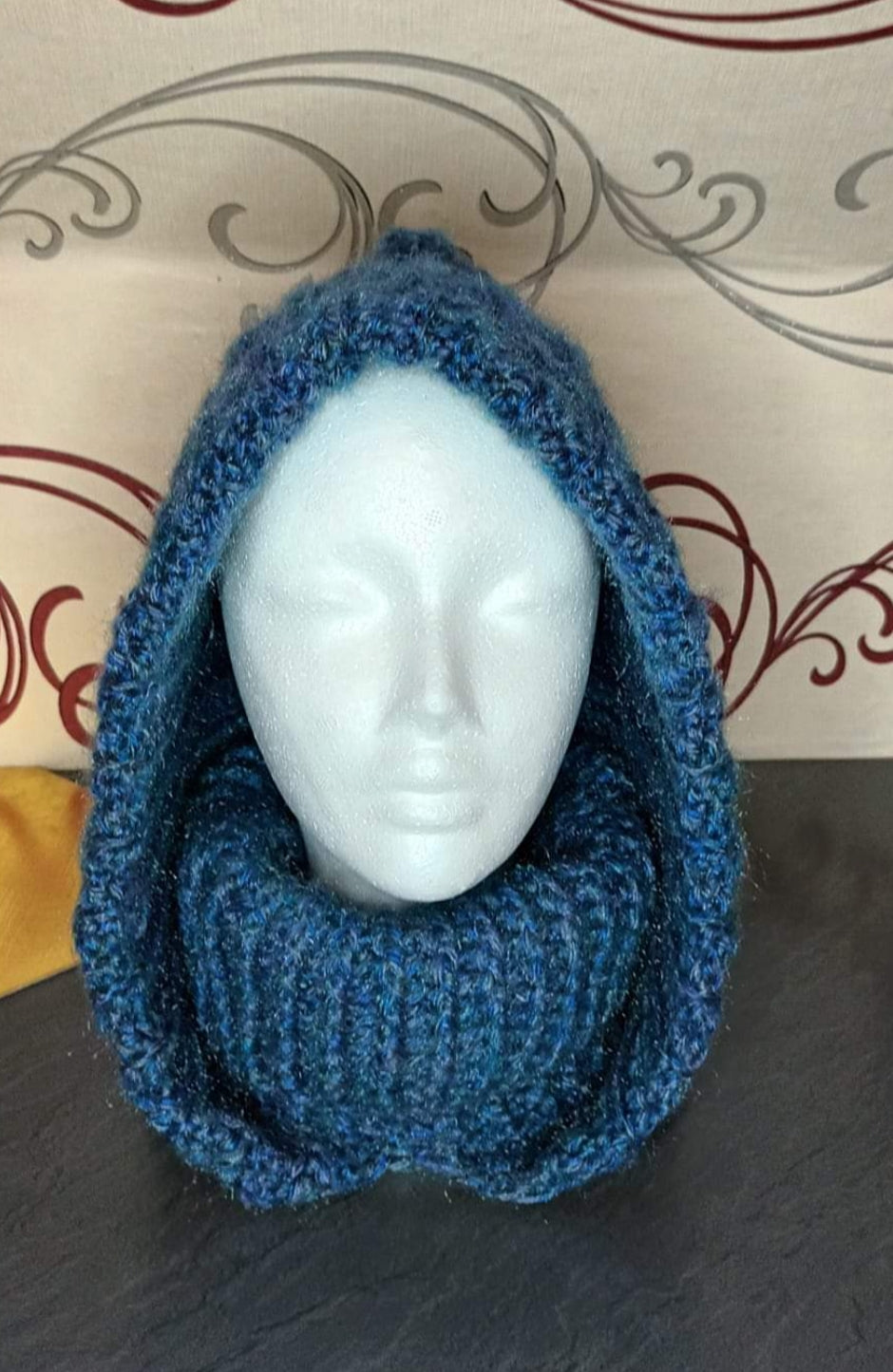 Glugă Croșetată Handmade de Iarnă - Accesorii Artizanale Elly Roose