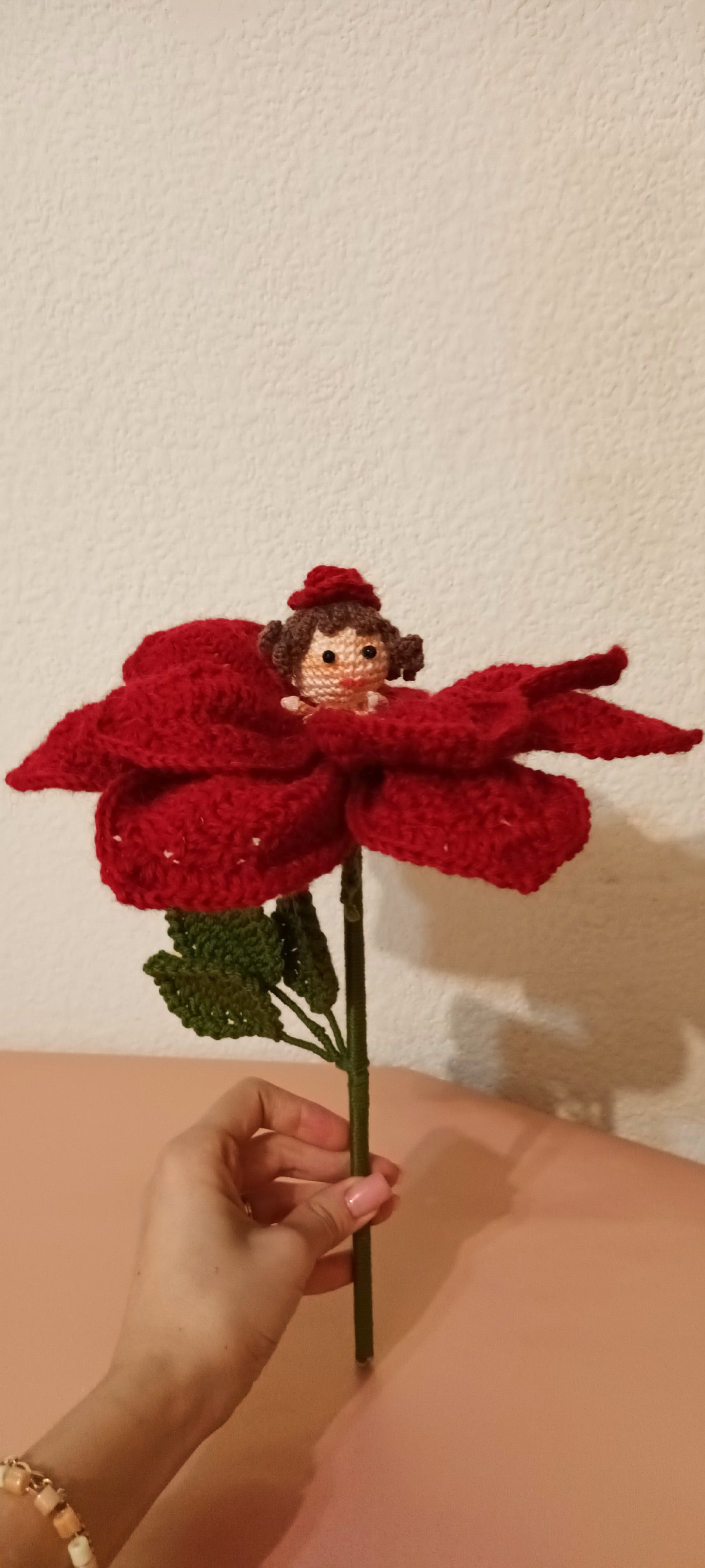 Fetiță cu Flori Croșetată Handmade - Decorațiuni Elly Roose