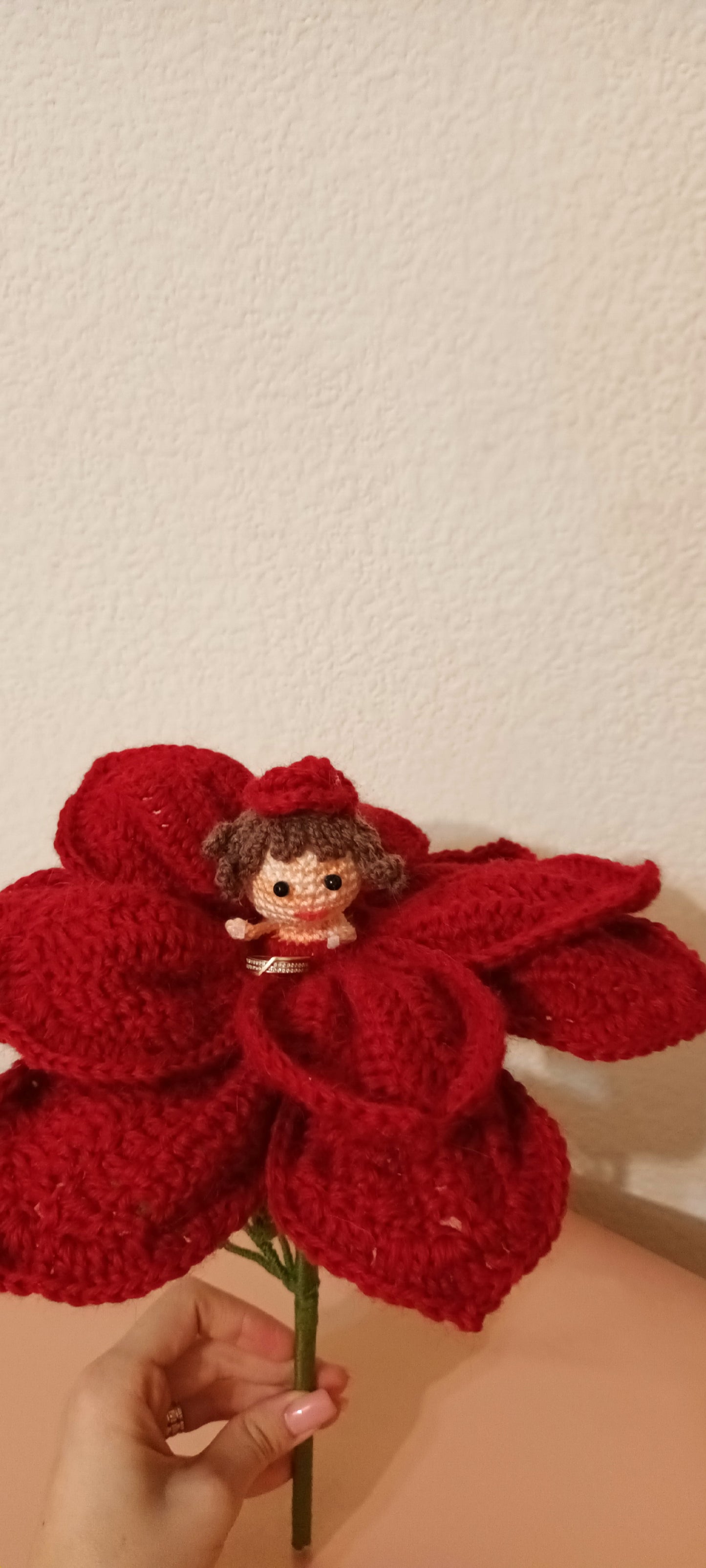 Fetiță cu Flori Croșetată Handmade - Decorațiuni Elly Roose