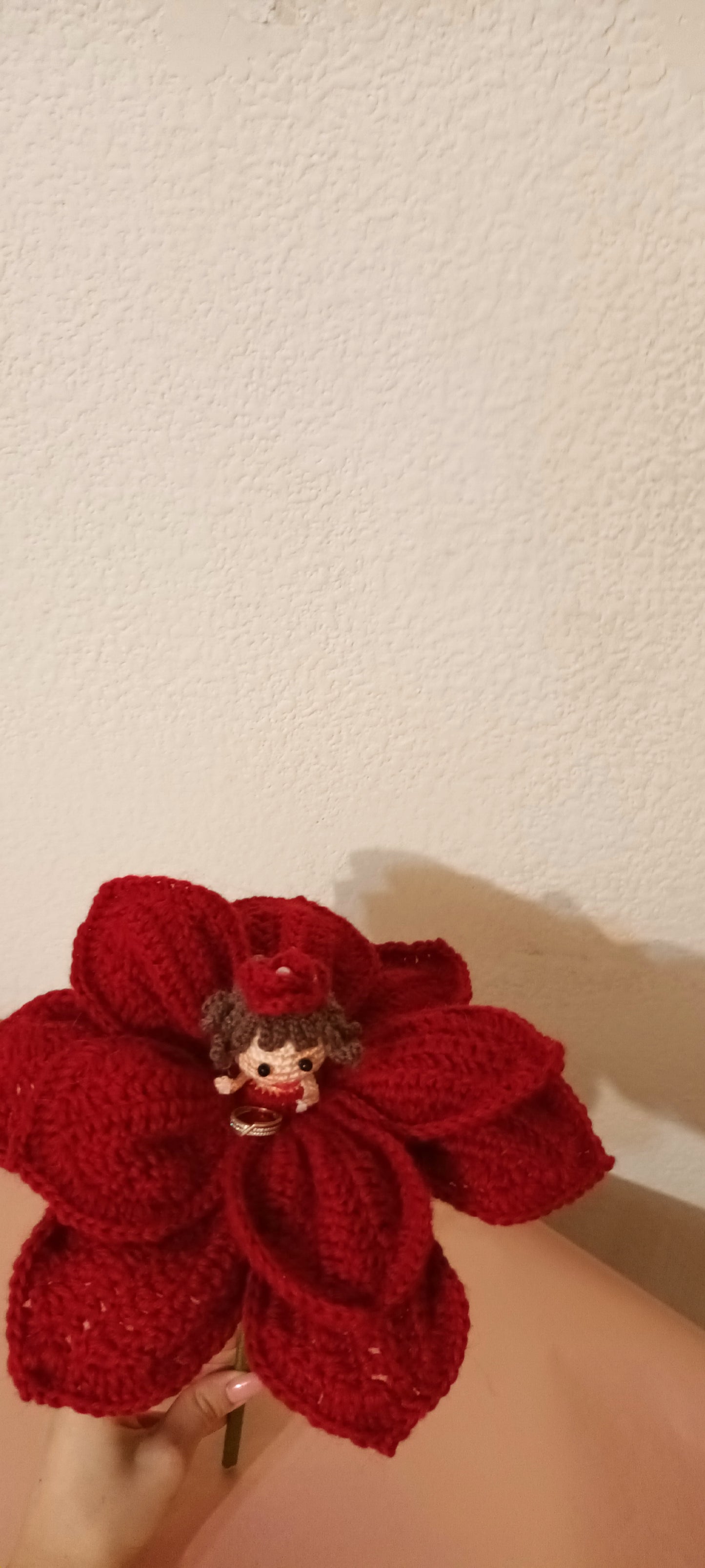 Fetiță cu Flori Croșetată Handmade - Decorațiuni Elly Roose