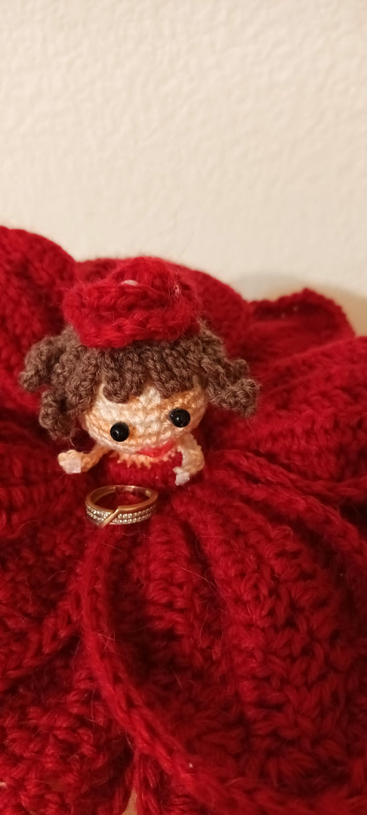 Fetiță cu Flori Croșetată Handmade - Decorațiuni Elly Roose