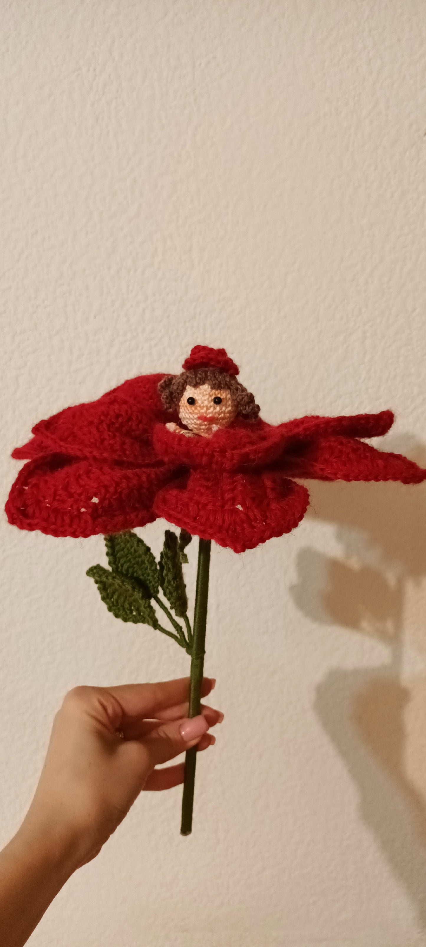 Fetiță cu Flori Croșetată Handmade - Decorațiuni Elly Roose