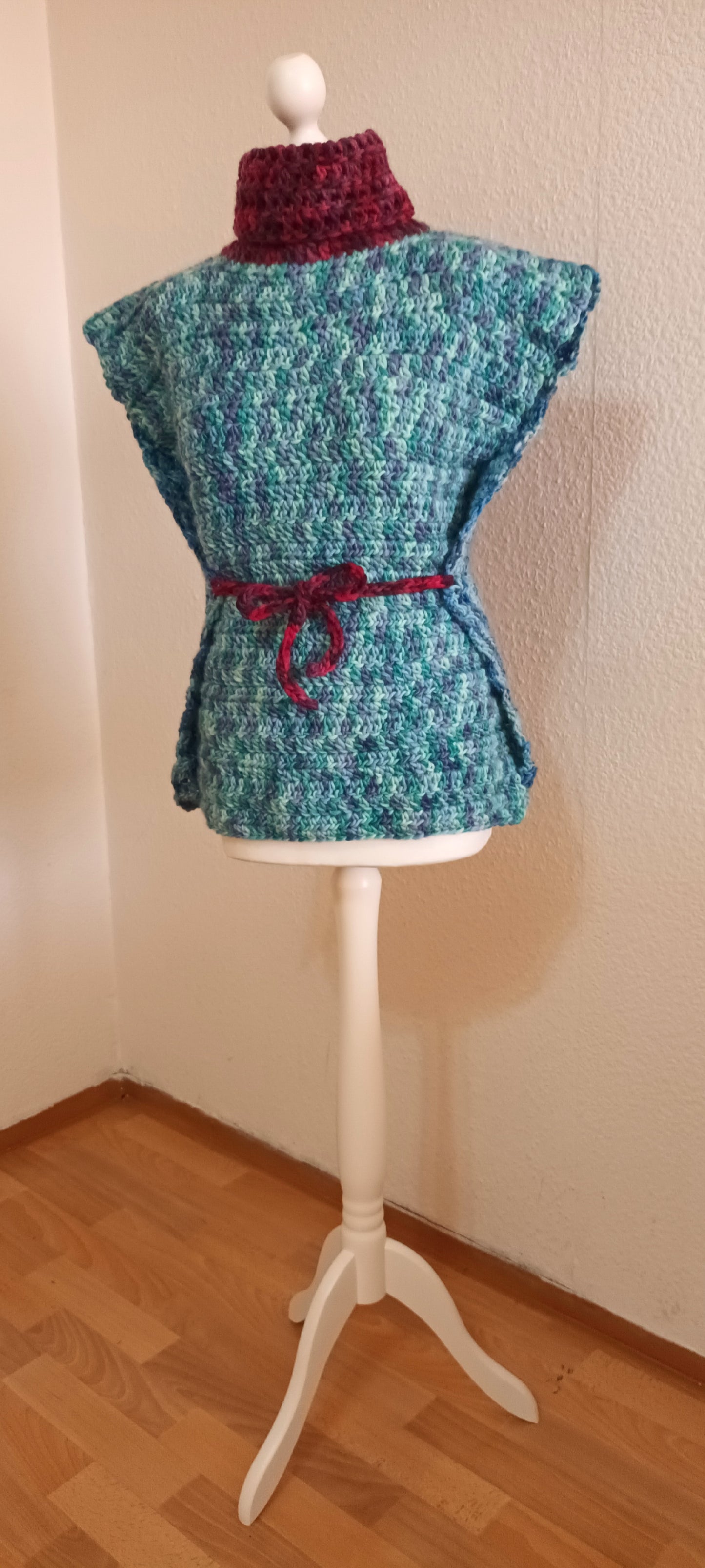 Vestă Croșetată Handmade Mărime Ajustabilă - Haine Artizanale Elly Roose