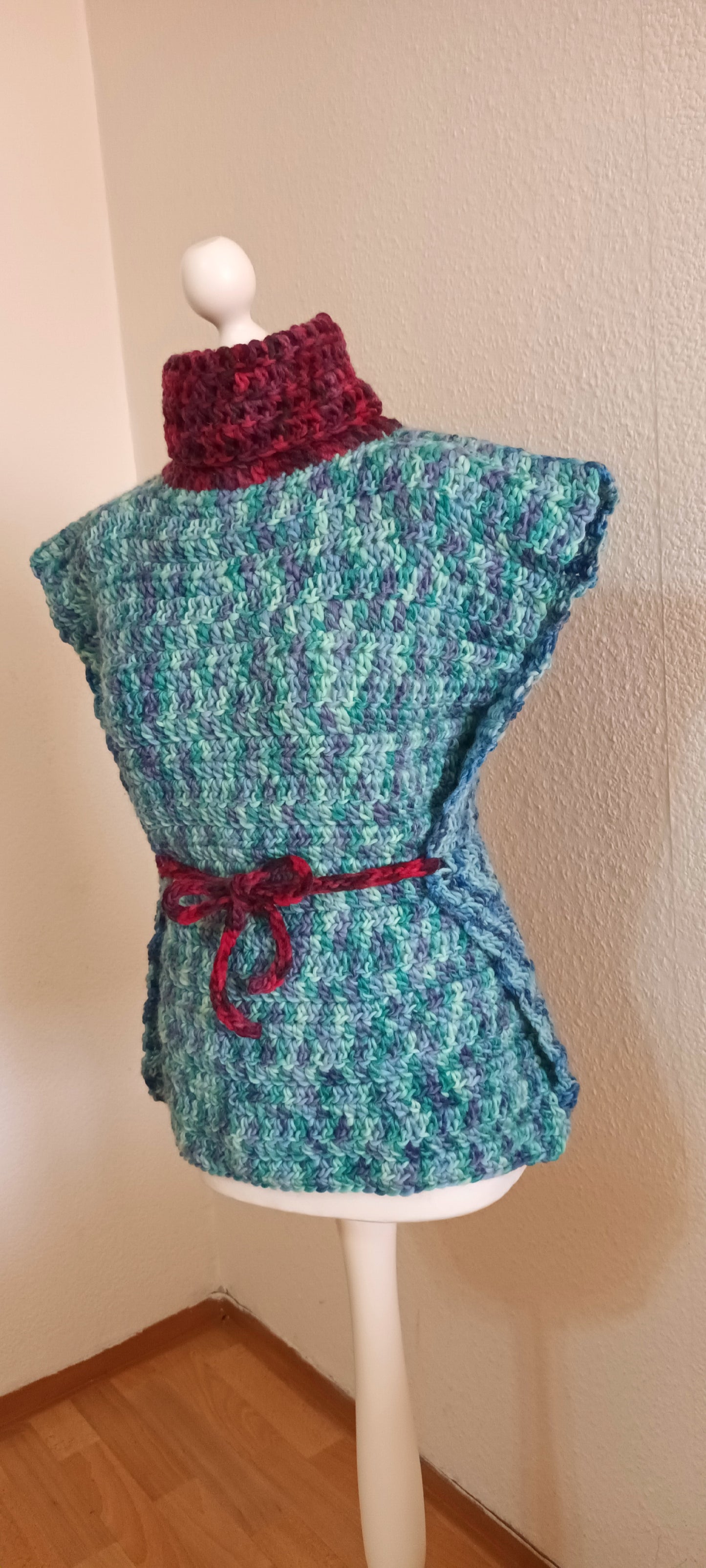 Vestă Croșetată Handmade Mărime Ajustabilă - Haine Artizanale Elly Roose