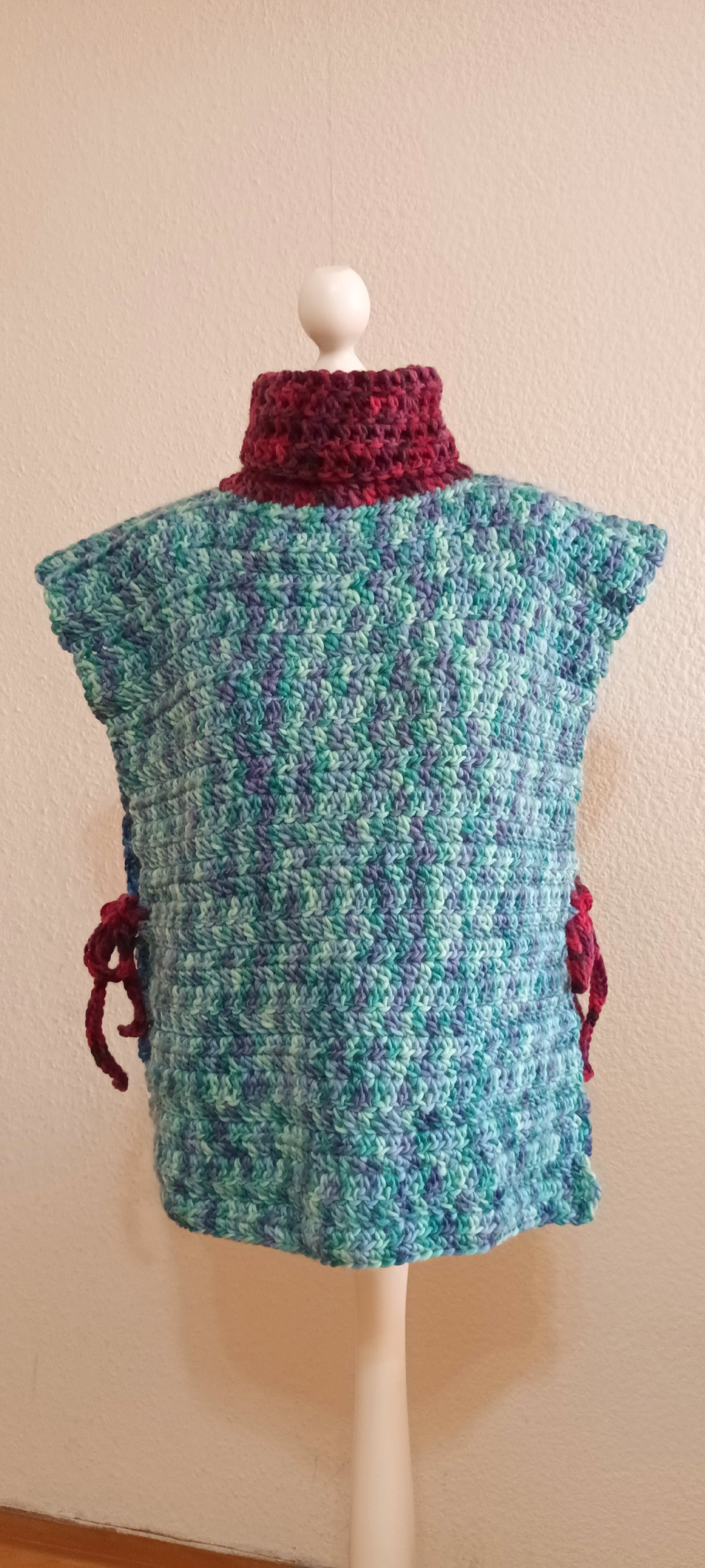 Vestă Croșetată Handmade Mărime Ajustabilă - Haine Artizanale Elly Roose