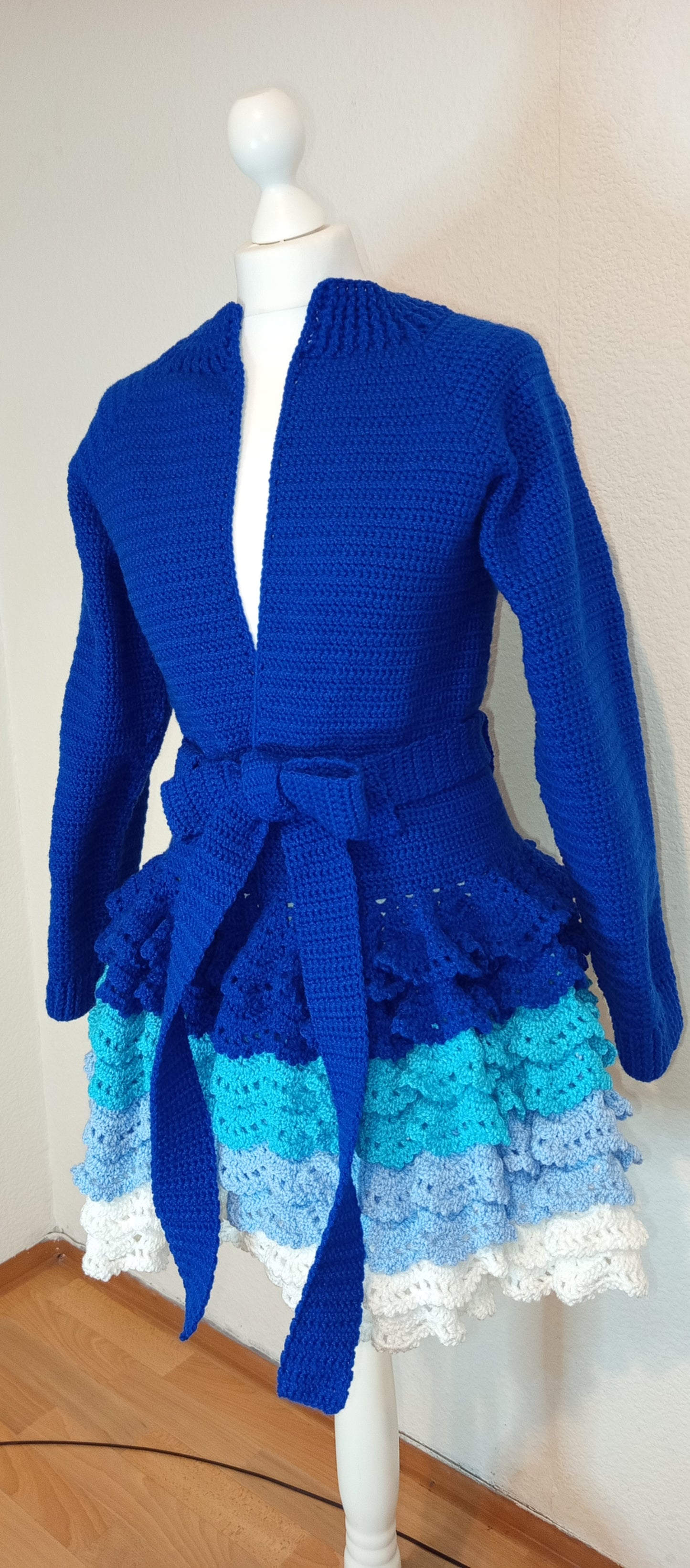 Lange Häkelstrickjacke mit Gürtel