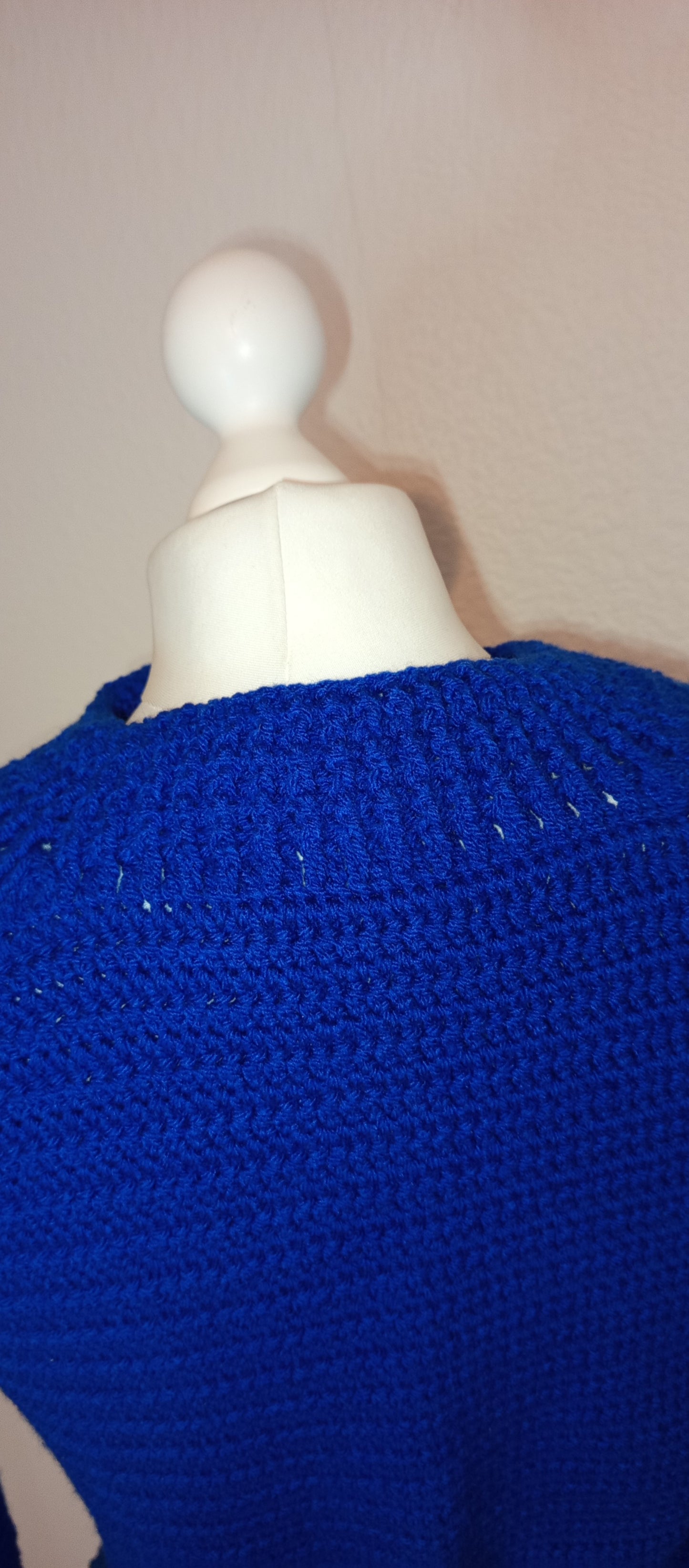 Lange Häkelstrickjacke mit Gürtel