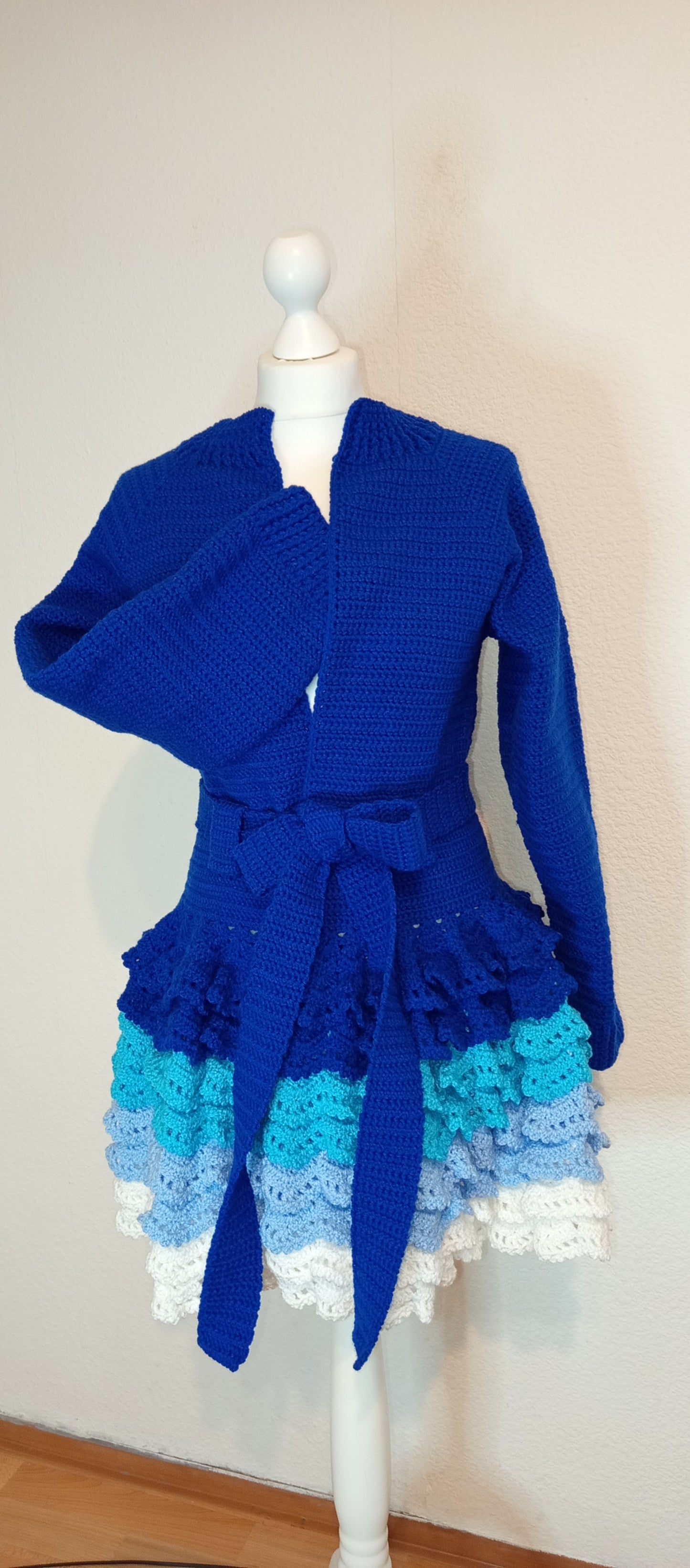 Lange Häkelstrickjacke mit Gürtel