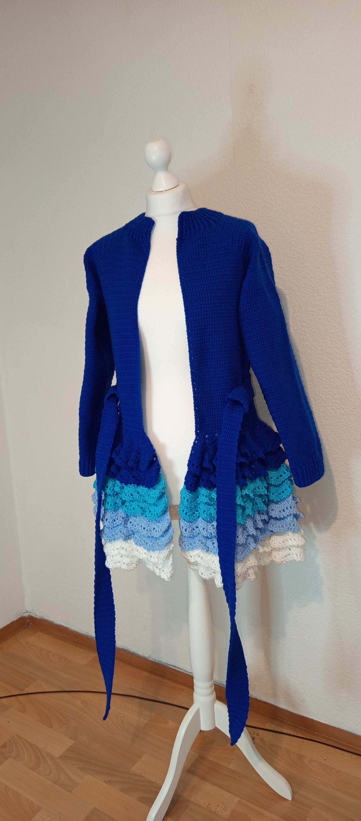 Lange Häkelstrickjacke mit Gürtel