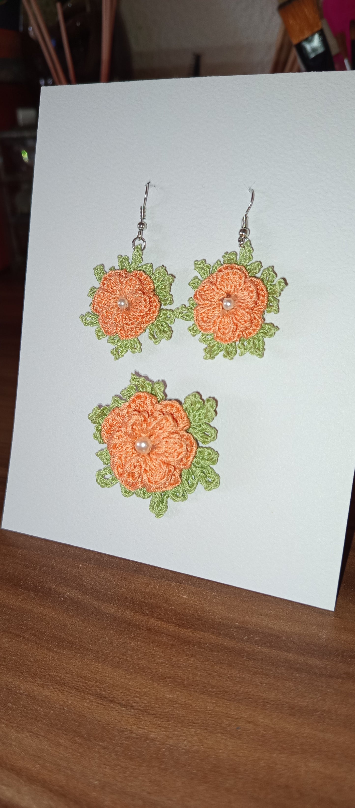 Set de bijuterii:cercei si broșă,crosetate manual cu macrame.