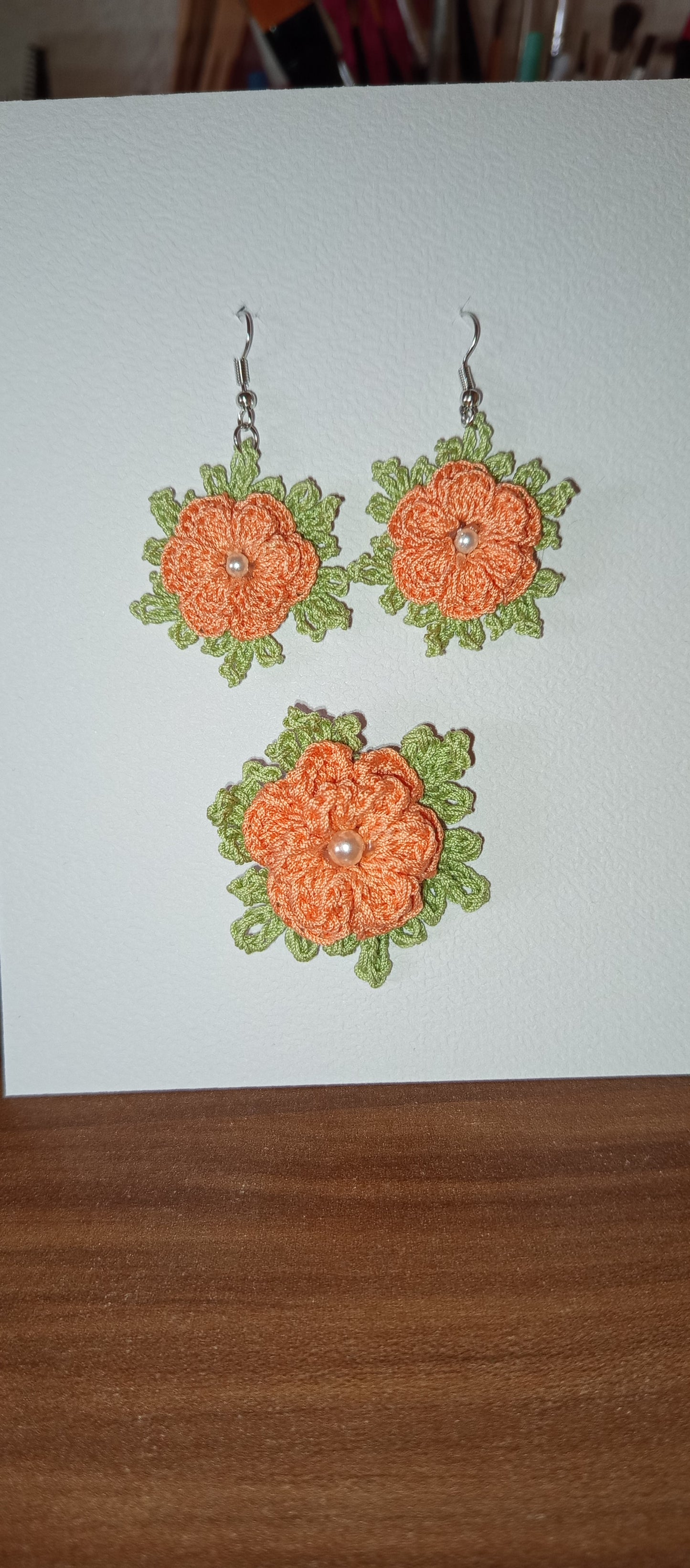 Set de bijuterii:cercei si broșă,crosetate manual cu macrame.