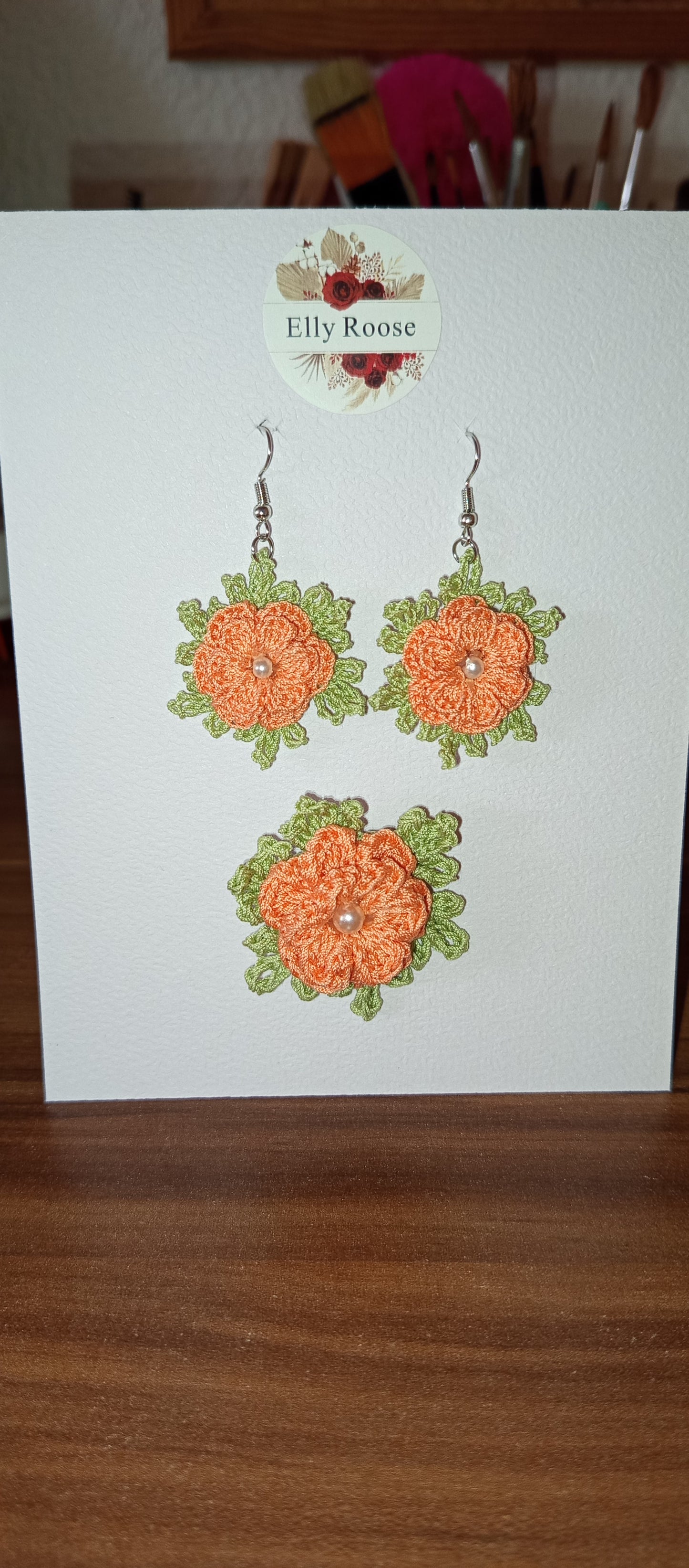 Set de bijuterii:cercei si broșă,crosetate manual cu macrame.