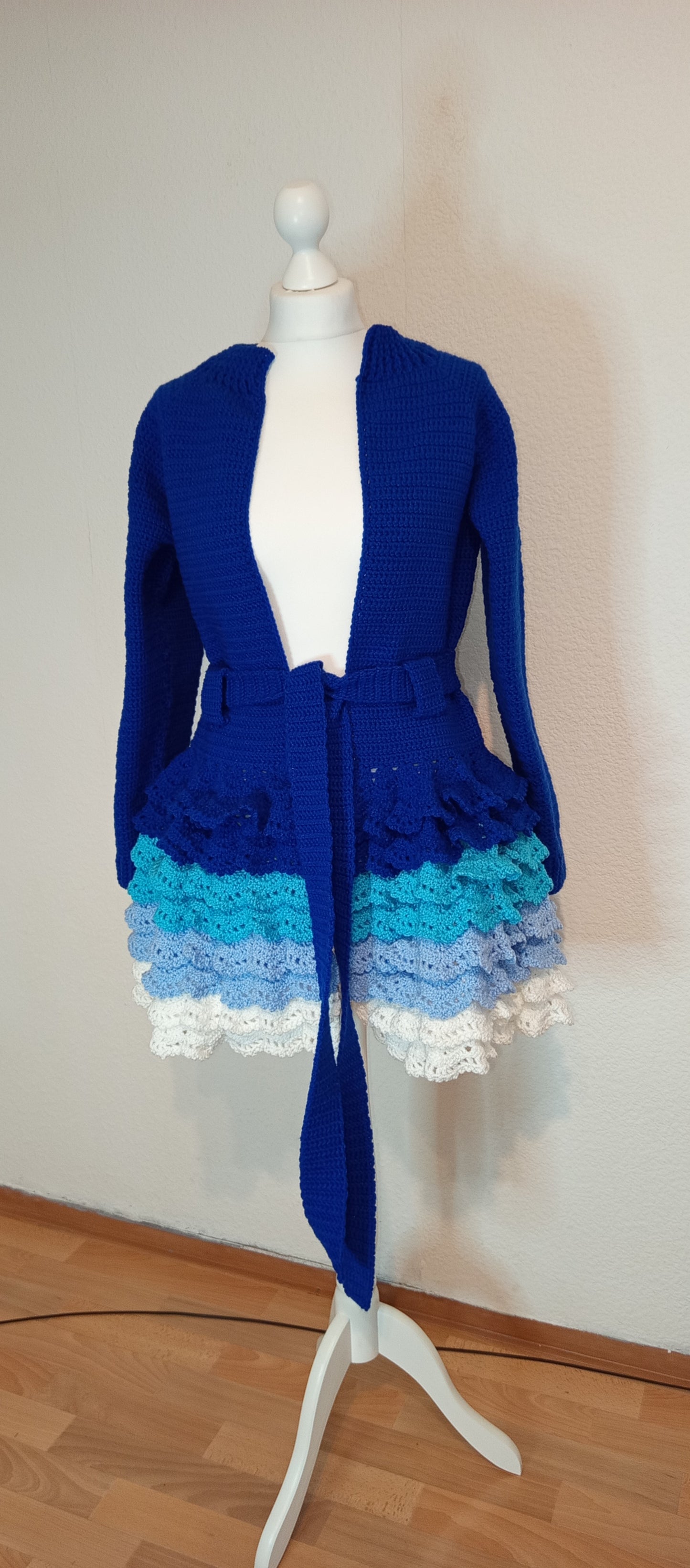 Lange Häkelstrickjacke mit Gürtel