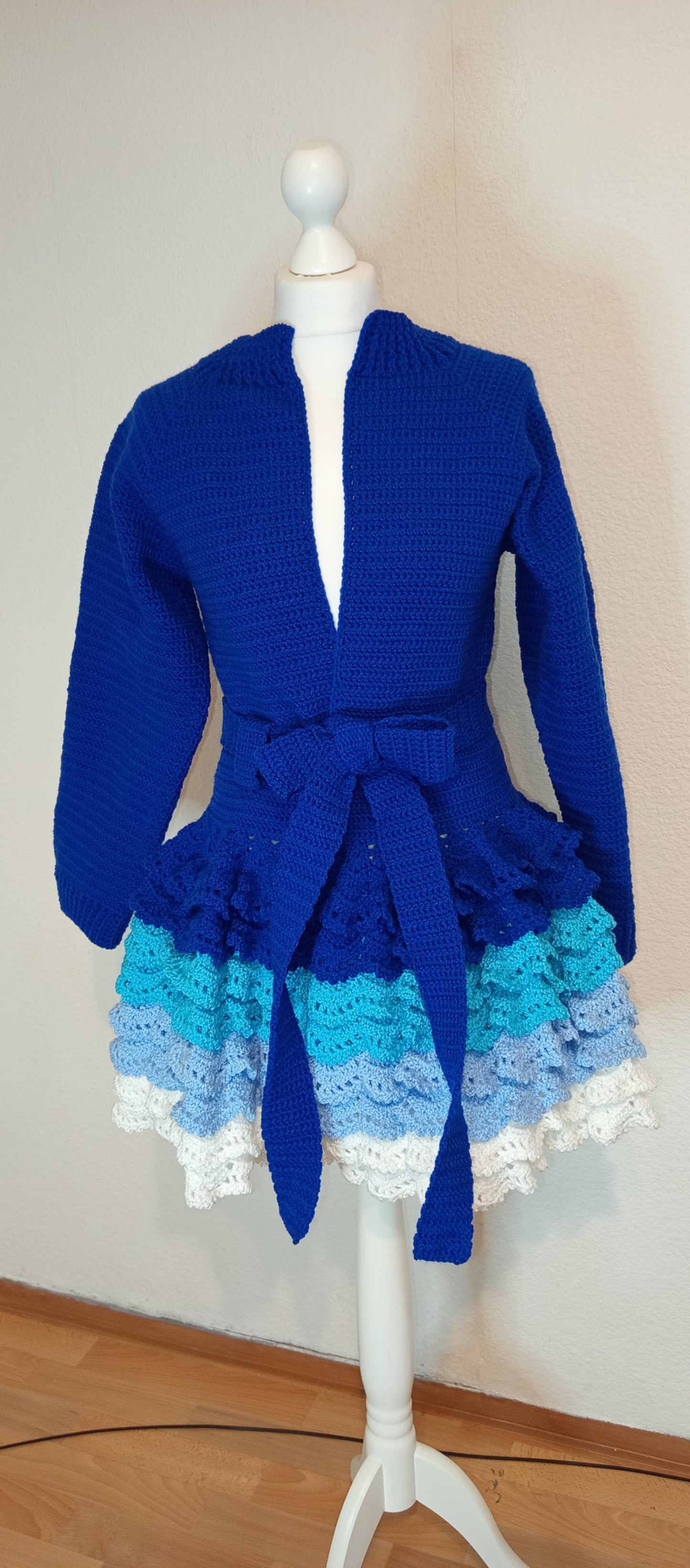Lange Häkelstrickjacke mit Gürtel