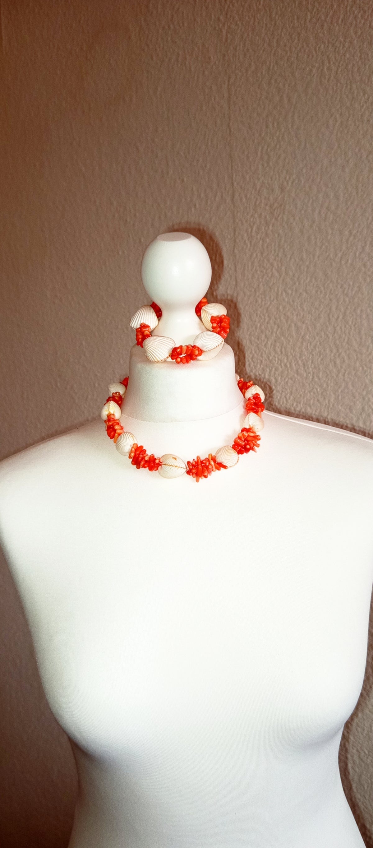 Set de bijuterii din scoici si coral.Bratara+Colier.Nou fara eticheta