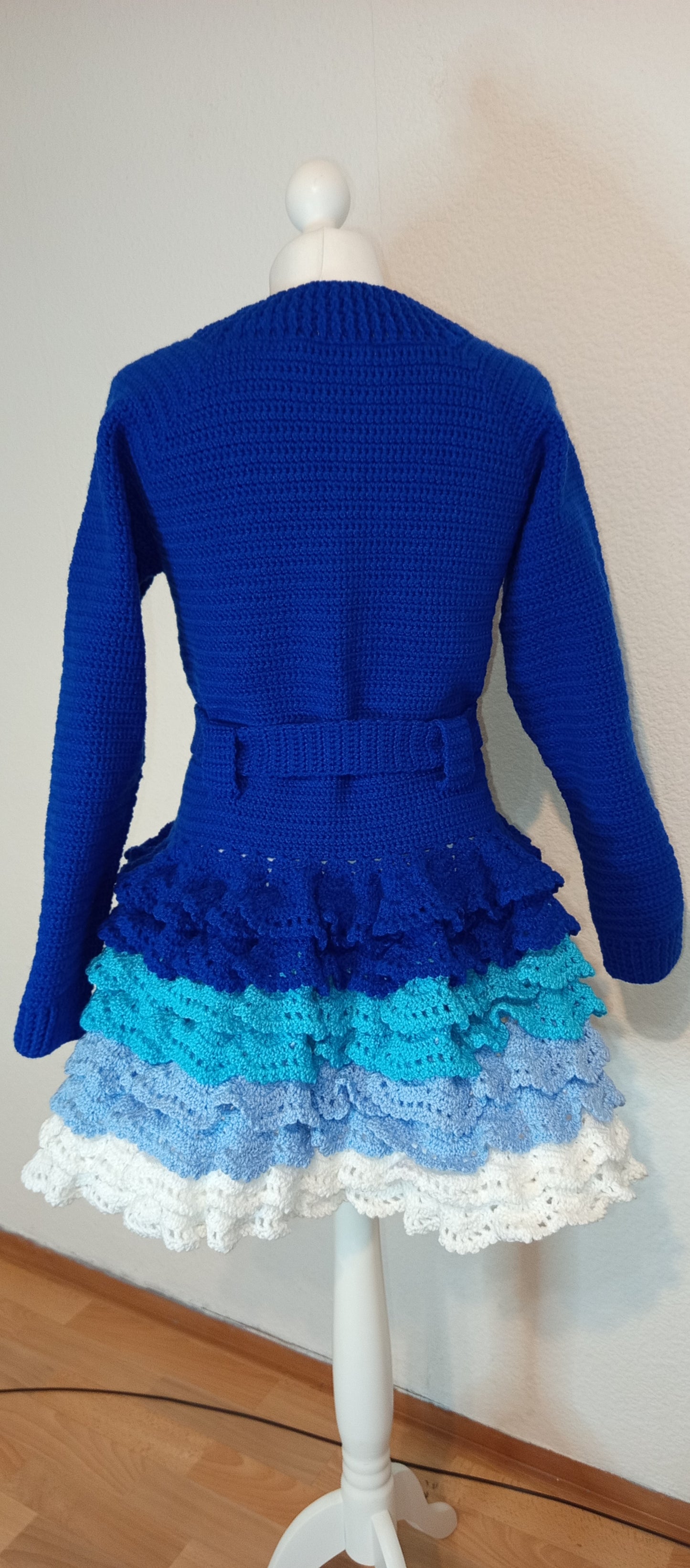 Lange Häkelstrickjacke mit Gürtel