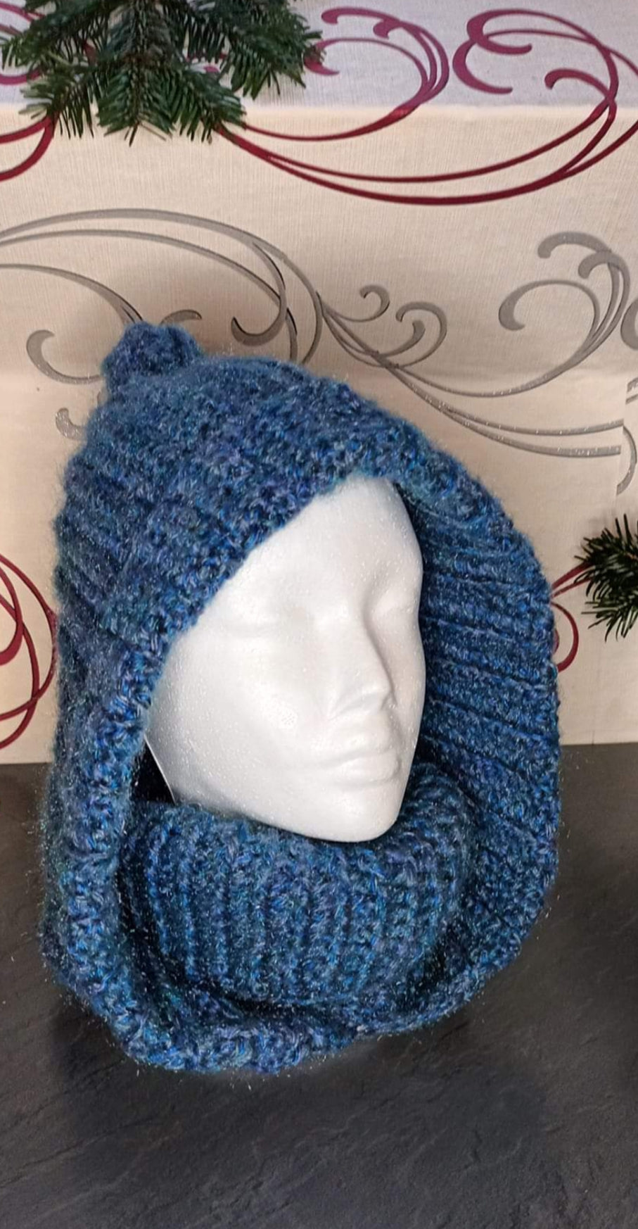 Glugă Croșetată Handmade de Iarnă - Accesorii Artizanale Elly Roose