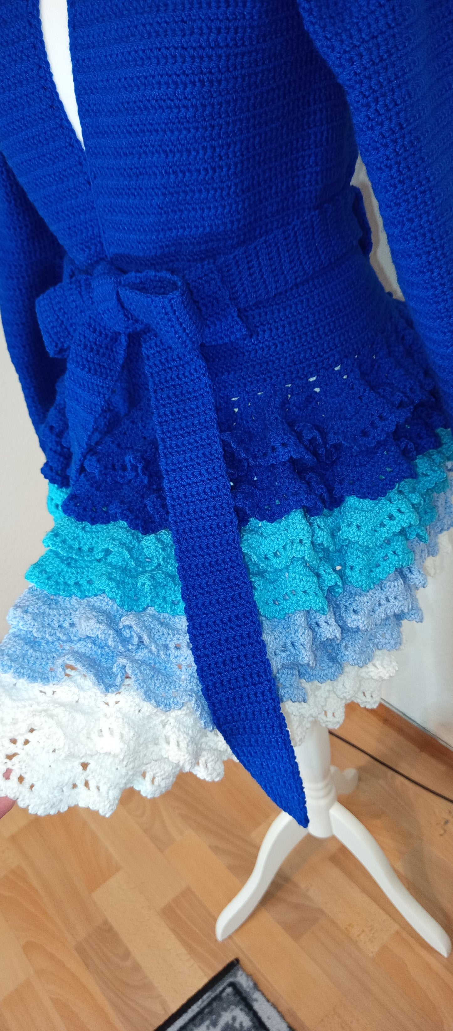 Lange Häkelstrickjacke mit Gürtel