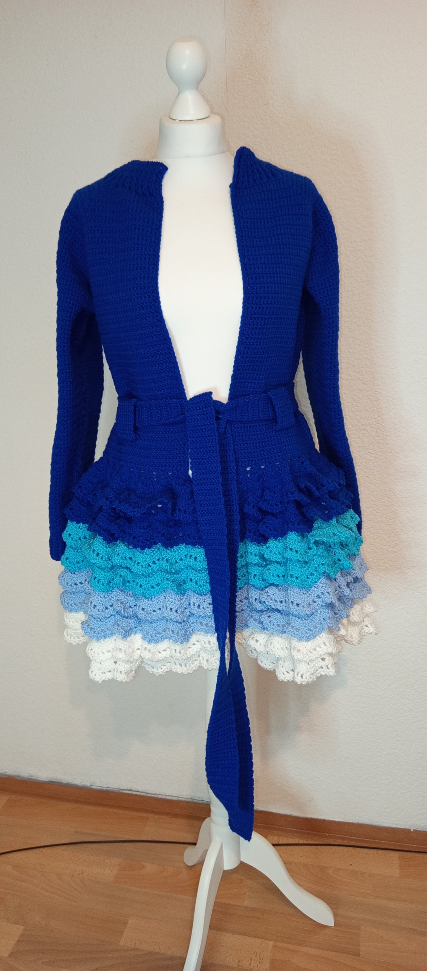 Lange Häkelstrickjacke mit Gürtel