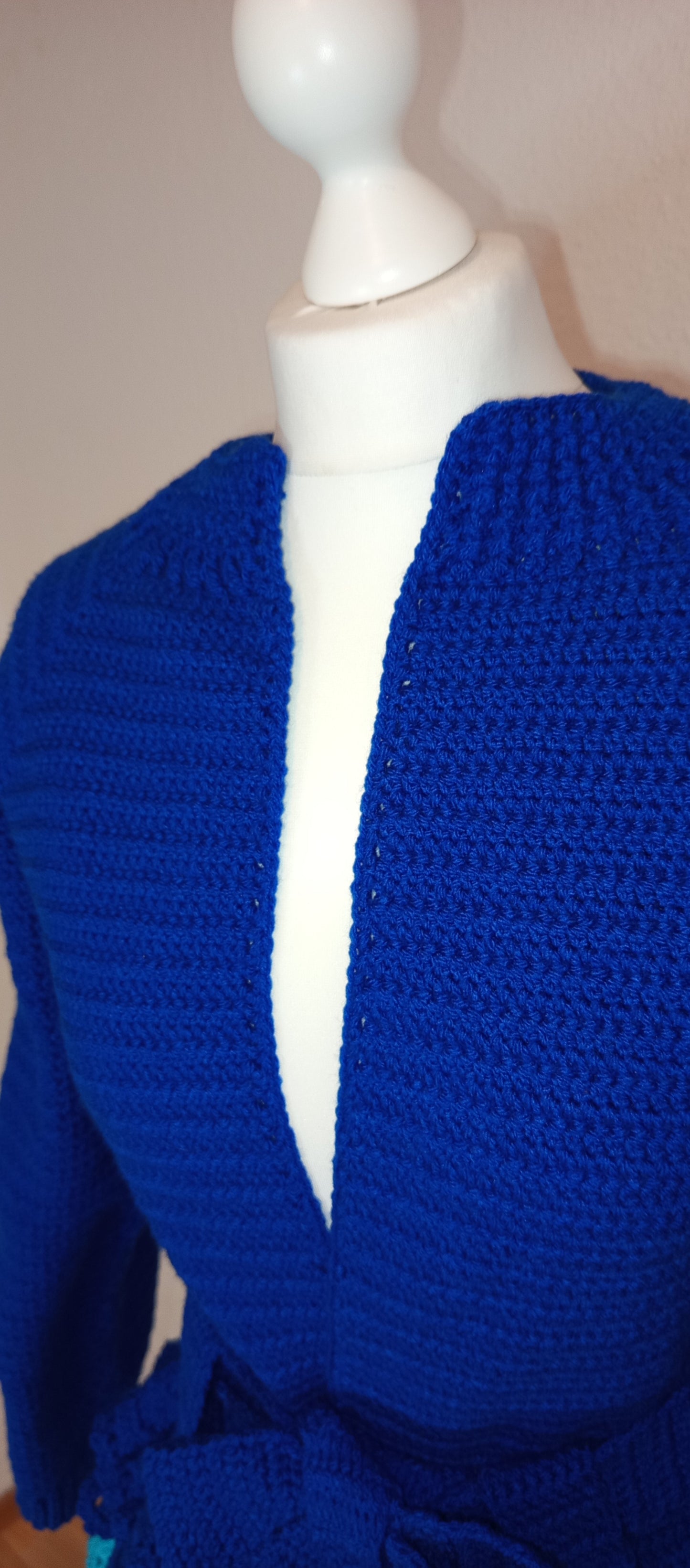 Lange Häkelstrickjacke mit Gürtel