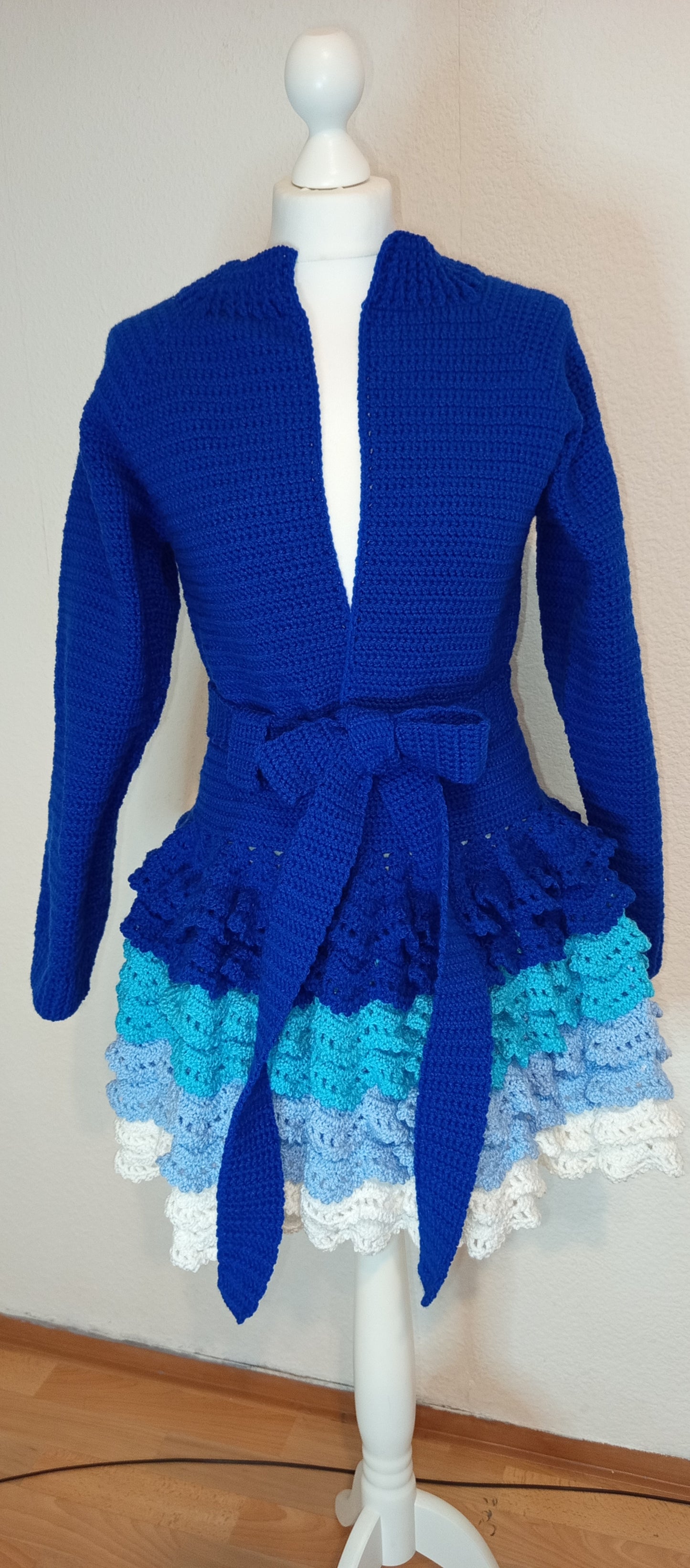 Lange Häkelstrickjacke mit Gürtel