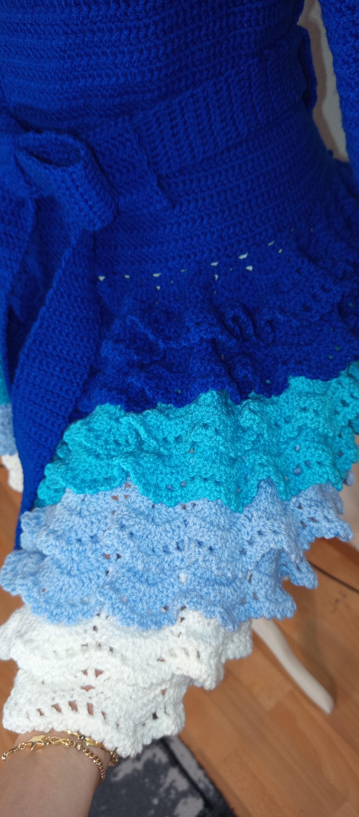 Lange Häkelstrickjacke mit Gürtel