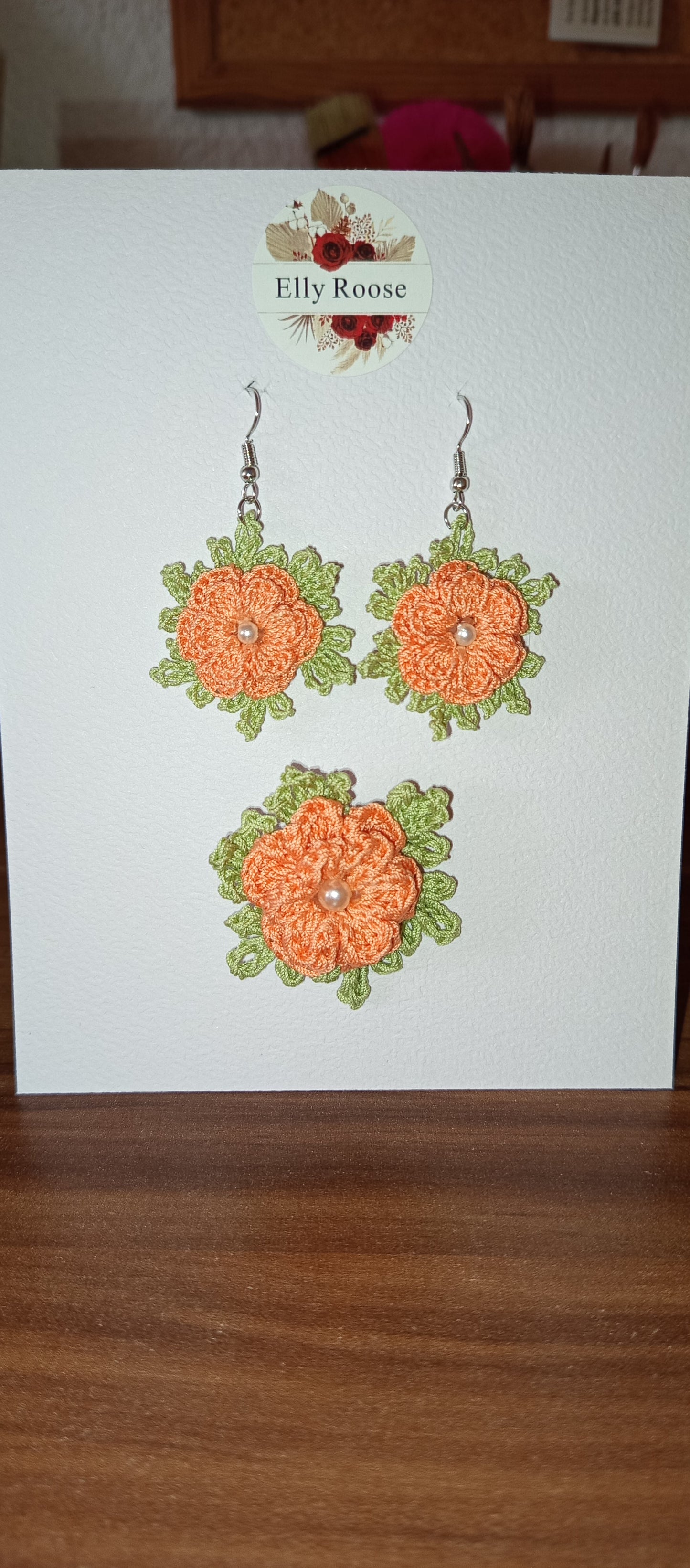 Set de bijuterii:cercei si broșă,crosetate manual cu macrame.