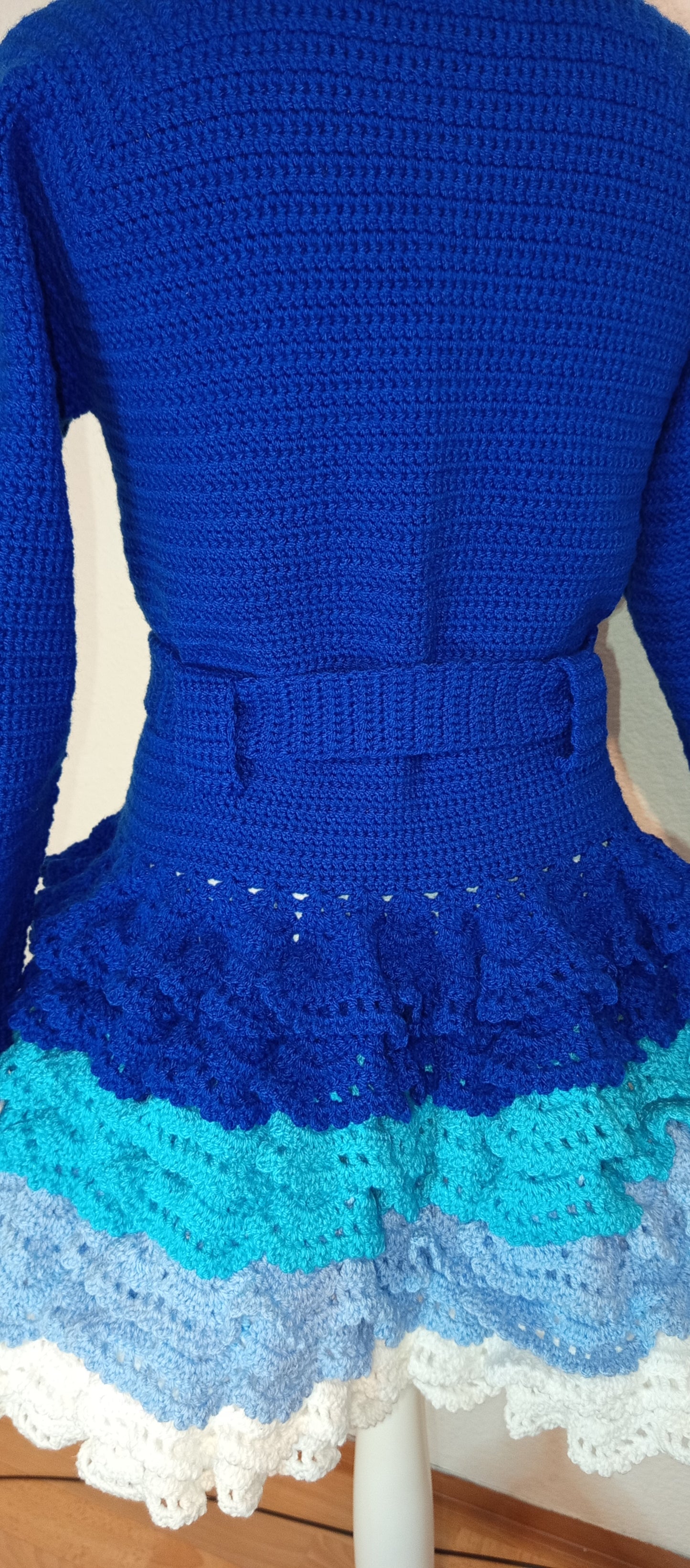 Lange Häkelstrickjacke mit Gürtel
