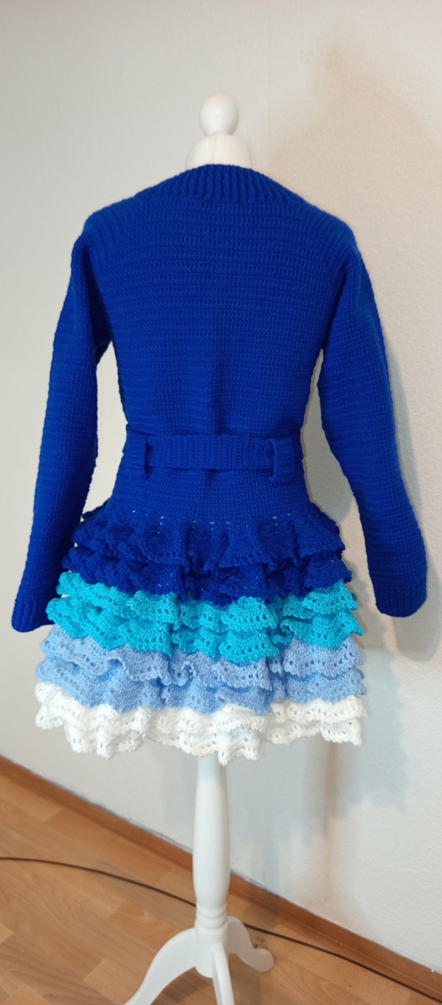 Lange Häkelstrickjacke mit Gürtel
